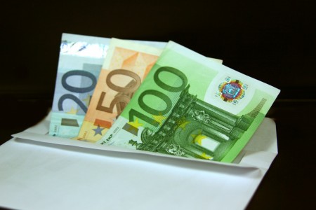 Lo stipendio in una busta. Euro.